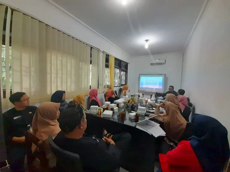 Rapat Finalisasi Draft Akhir Hasil Reviu RPD (Terlihat Tim Reviu RPD beserta Inspektur Daerah sedang melihat presentasi mengenai draft akhir hasil Reviu RPD)