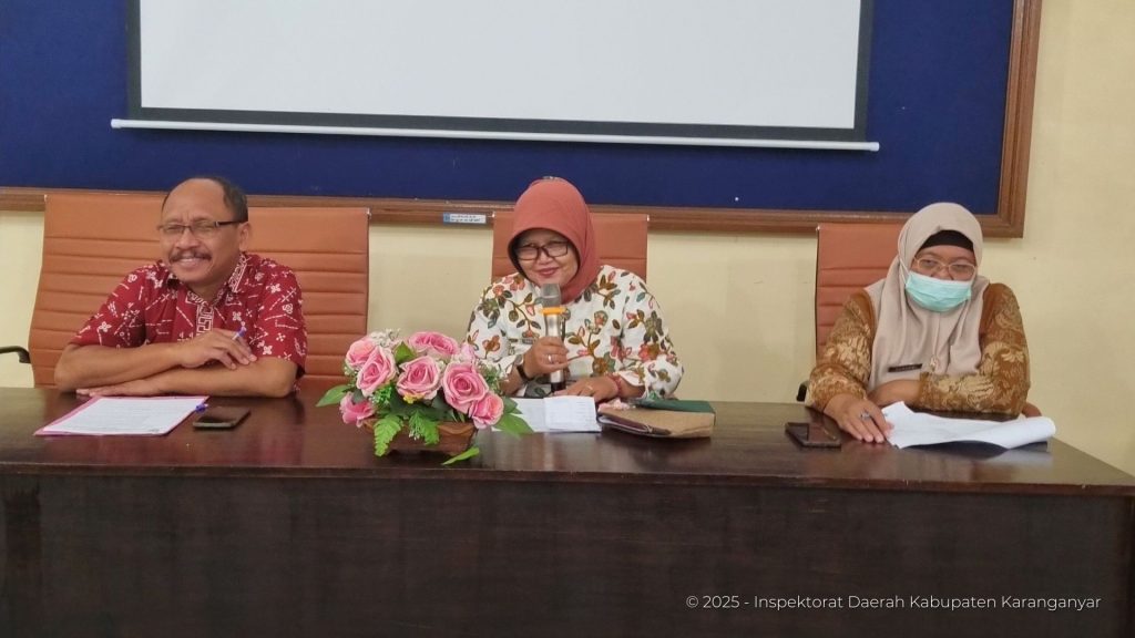 Sekretaris menyampaikan sambutan dalam Rapat Persiapan Reviu LPPD